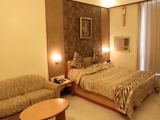 Hotel Royal Palace Jālgaon Екстериор снимка