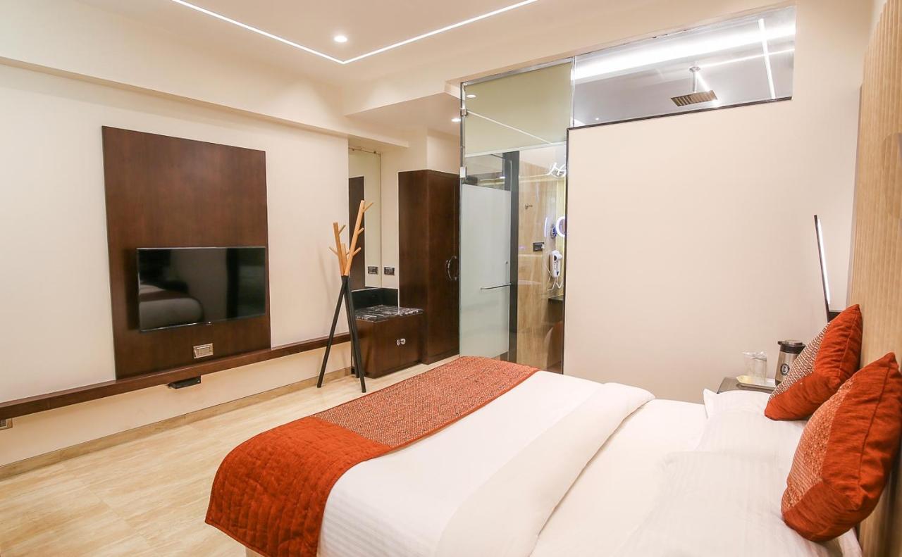 Hotel Royal Palace Jālgaon Екстериор снимка