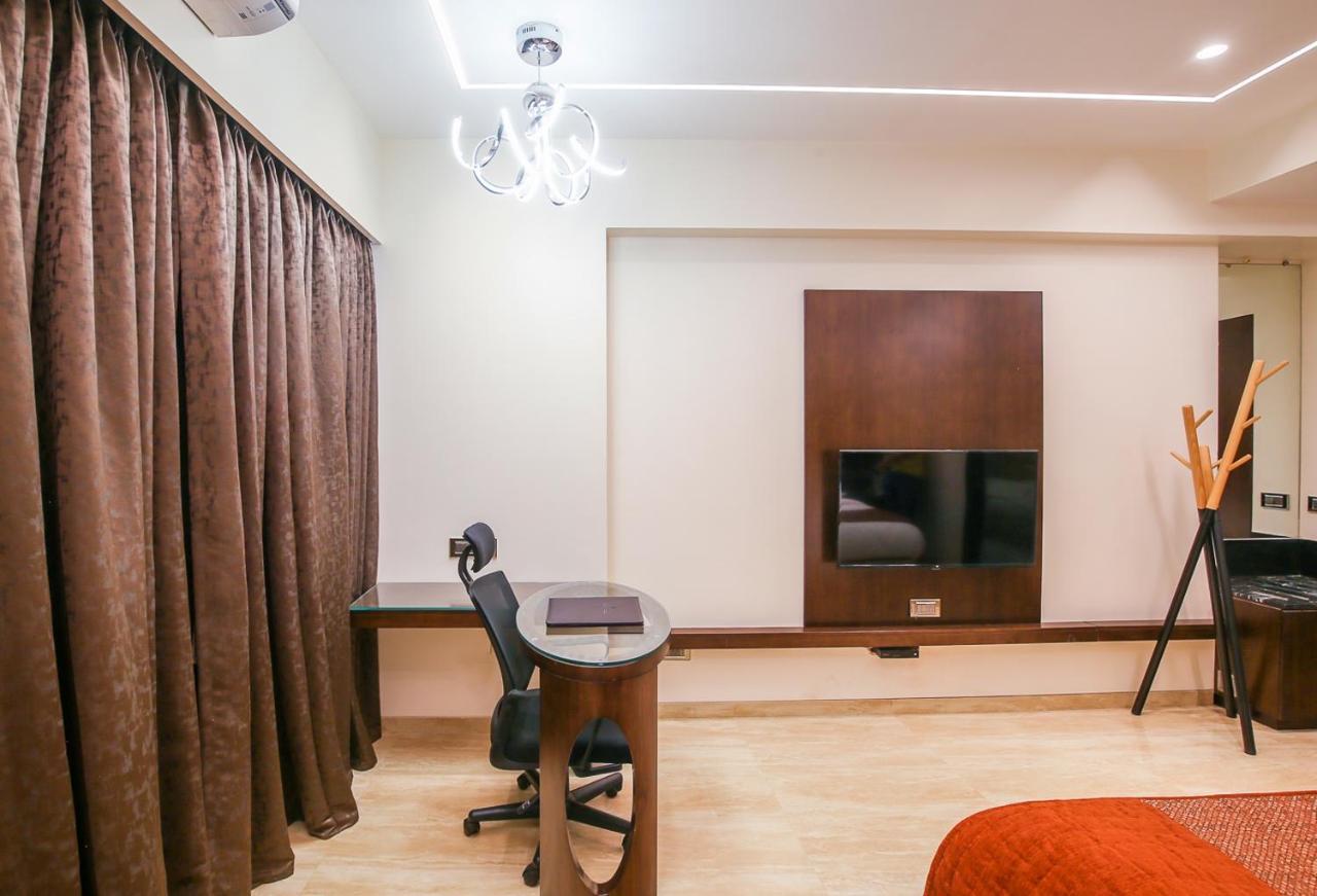 Hotel Royal Palace Jālgaon Екстериор снимка