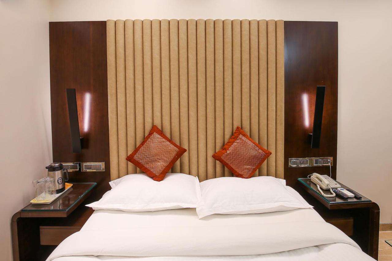 Hotel Royal Palace Jālgaon Екстериор снимка
