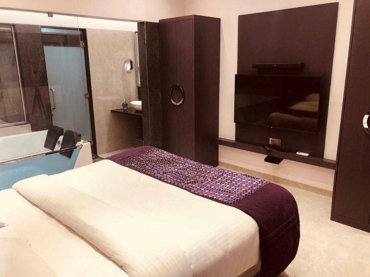 Hotel Royal Palace Jālgaon Екстериор снимка