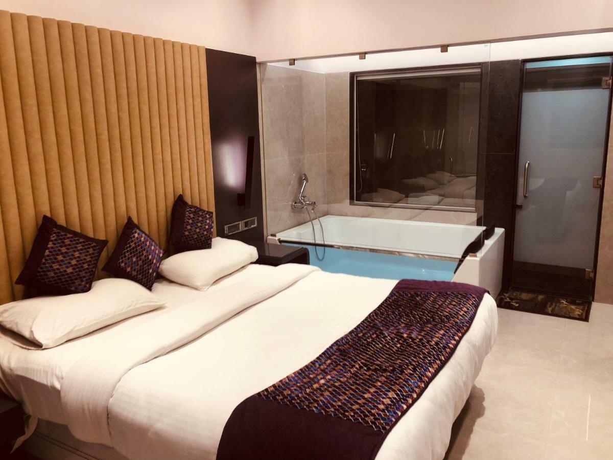 Hotel Royal Palace Jālgaon Екстериор снимка
